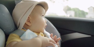小亚洲男婴坐在汽车座椅里