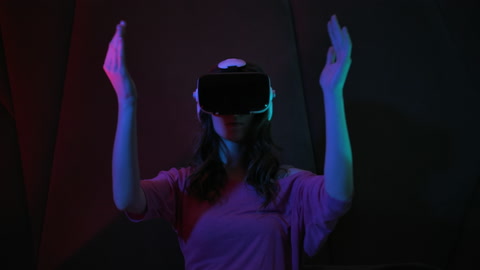 女性使用虚拟现实耳机环顾交互式未来VR视频素材模板下载