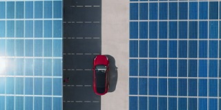 红色电动汽车在充电站行驶的俯视图，电动汽车4K