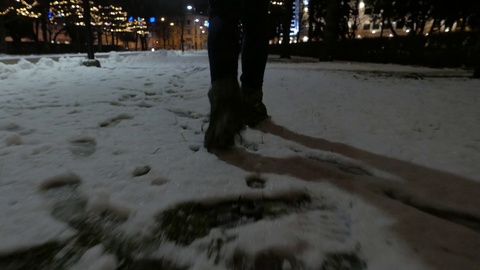 孤独的女孩在雪地上行走视频素材模板下载