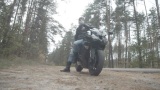 戴着Covid面罩的年轻摩托车手站在黑色摩托车前的宽镜头高清在线视频素材下载