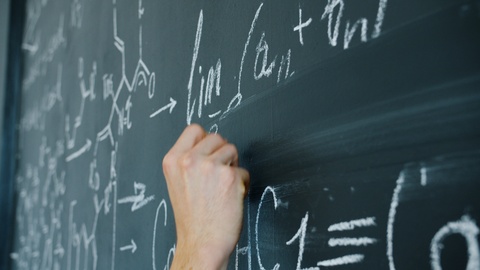 室内学生在黑板上写公式答案