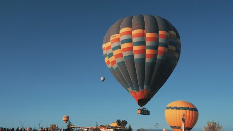 热气球飞过壮观的卡帕多西亚。视频素材模板下载