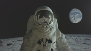 背对地球的阿波罗11号宇航员在月球表面视频素材模板下载