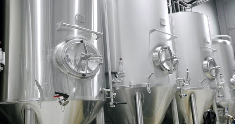 酿造啤酒的不锈钢罐。啤酒厂里巨大的不锈钢大桶。