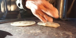 女士准备正宗的墨西哥玉米饼，玉米玉米饼，传统墨西哥 