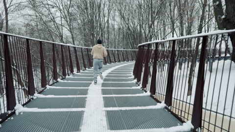 冬天慢跑者在桥上跑步