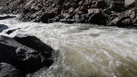 河水湍急流过岩石视频素材模板下载