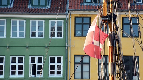 哥本哈根尼哈文运河一艘帆船上的丹麦国旗视频素材模板下载