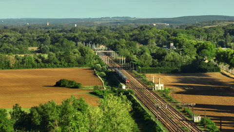 农村的铁路和火车经过，鸟瞰美丽的绿色视频素材模板下载