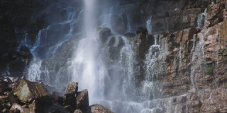 瀑布和岩石