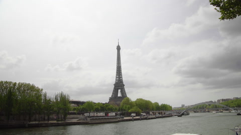 法国巴黎埃菲尔铁塔的远景照片查看塞纳河视频素材模板下载