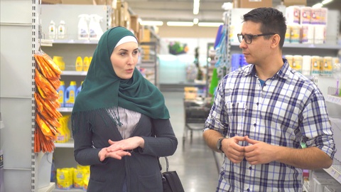 穆斯林夫妇在超市里