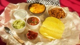 餐桌特写上的墨西哥食物。传统的特克斯墨西哥菜。玉米玉米饼，玉米卷高清在线视频素材下载