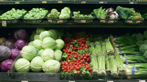 一段中等跟踪拍摄的画面，展示杂货店里的蔬菜