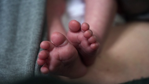 婴儿有趣的小脚。小新生儿的脚特写视频素材模板下载