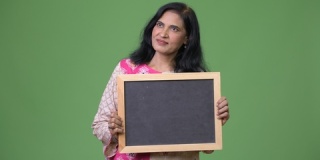 成熟美丽的印度女人表示黑板同时思考