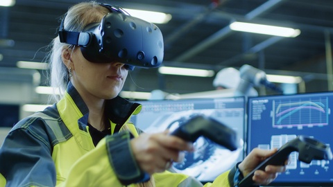 工厂：戴着虚拟现实耳机的女工业工程师视频素材模板下载