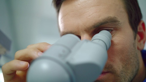 科学家面部显微镜。科学家显微镜的特写视频素材模板下载