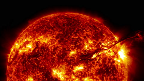 大量的太阳耀斑从太阳表面喷涌而出。
