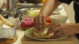 炸玉米卷配生菜高清在线视频素材下载