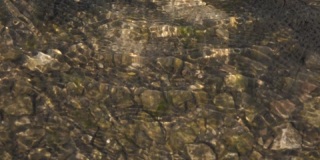 自然背景岩石和石头上的水波运动背景