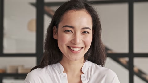 微笑优雅的亚洲女人特写镜头视频素材模板下载