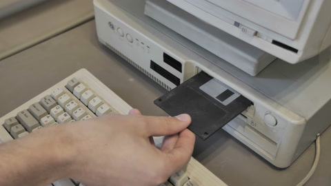 插入3.5英寸和5.25英寸软盘老式计算机