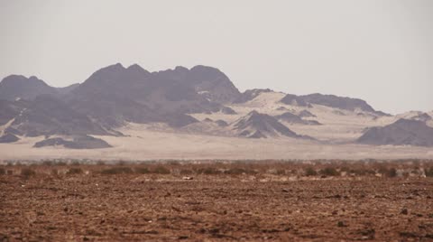 带沙和沙漠热浪的山脉