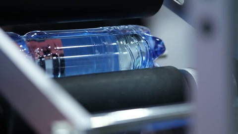 瓶装水生产线贴标机特写镜头