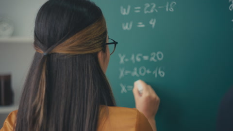 女教师在学校、教育过程、工作中在船上写数学方程式视频素材模板下载