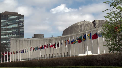 联合国总部。纽约市大会大楼和会员国旗帜。视频素材模板下载