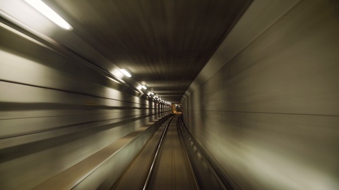 隧道高速行驶的地铁列车