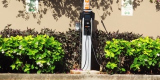 夏威夷瓦胡岛的电动汽车充电站。