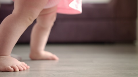 婴儿学走路视频素材模板下载
