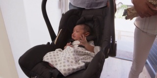汽车座椅上的新生儿