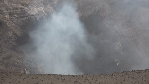 亚苏尔火山爆炸喷发和灰云（日）视频素材模板下载