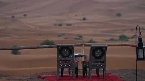 撒哈拉沙漠前摆起的空桌椅，豪华营地视频素材模板下载