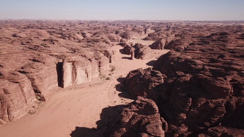 沙特阿拉伯沙漠景观中巨石的鸟瞰