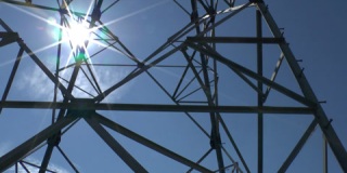 阳光直射穿过法国一座电力塔的钢梁