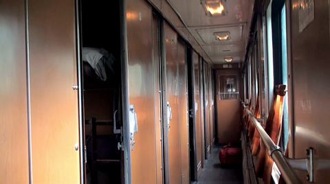 客运列车的卧铺车厢。视频素材模板下载