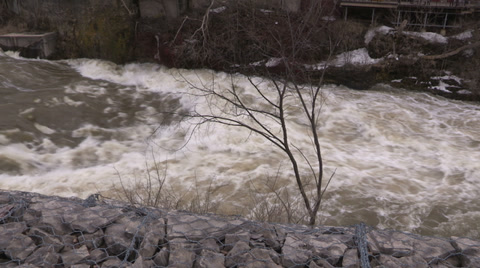 春季洪水条件下的暴怒河流视频素材模板下载