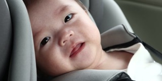 本地生活方式亚洲中国婴儿男孩在儿童安全汽车座椅