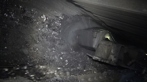矿井里采煤炭