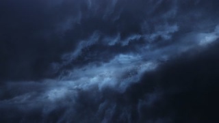 天空中两朵黑云之间的雷暴视频素材模板下载