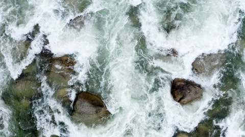快速水流的俯视图：背景显示山间河流中的白色泡沫视频素材模板下载