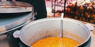 一大碗热汤，是为人们准备的街头小吃、快餐、小吃