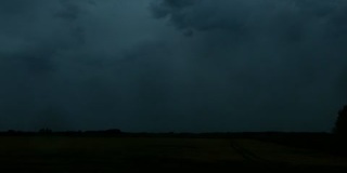 夜间雷雨伴云。背景风力涡轮机。