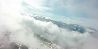 无人机飞越史诗般的山峰，用FPV无人机穿越云层
