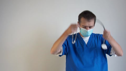 严重疲惫的医生男子看着相机，摘下口罩医疗和视频素材模板下载
